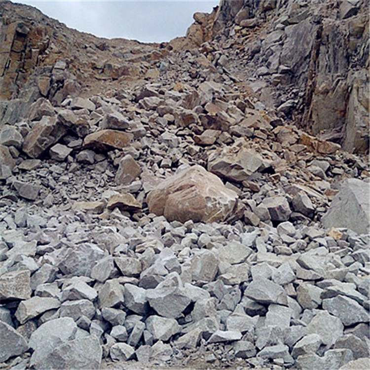 吉林陽光采石場 建筑石料石灰?guī)r規(guī)格多樣，狗頭石發(fā)貨快，就近供應(yīng)